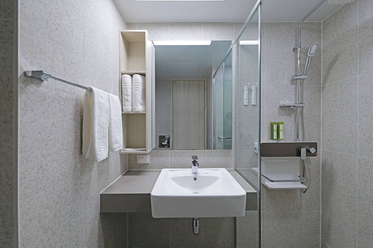 standard double room, ocean view | bathroom | shower, free toiletries, hair dryer, slippers