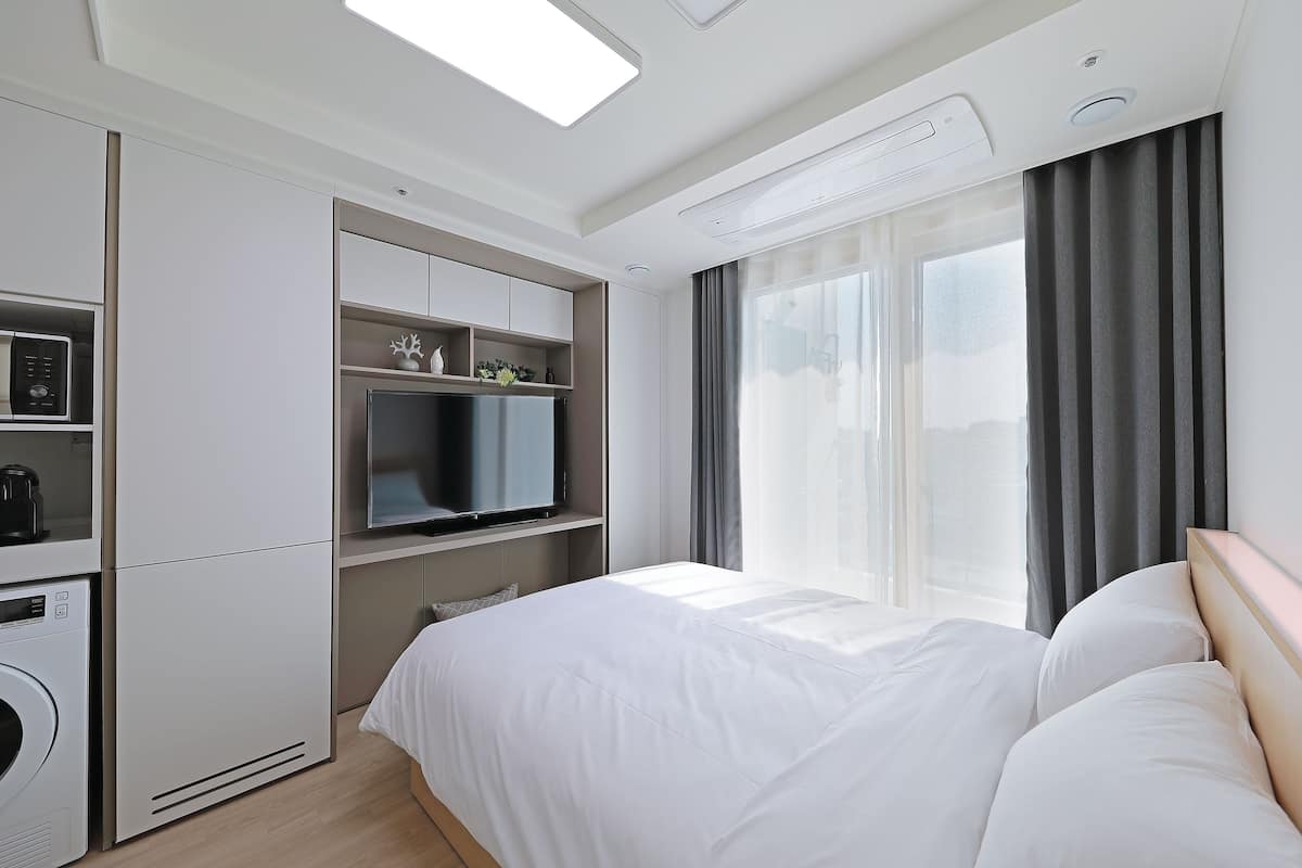 Free WiFi, bed sheets