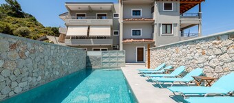 Villa Divina PoolFront Suites