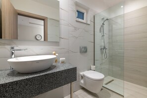 Een douche, een haardroger, handdoeken, shampoo
