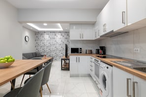 Refrigerador, microondas, horno, cafetera/tetera