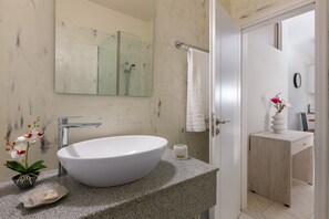 Shower, hair dryer, towels, shampoo