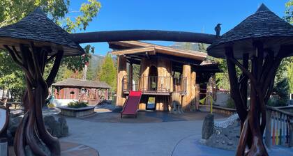 VILLAGE LOFT CONDO - POOL & HOT TUB - 2 PARKING SPOTS!