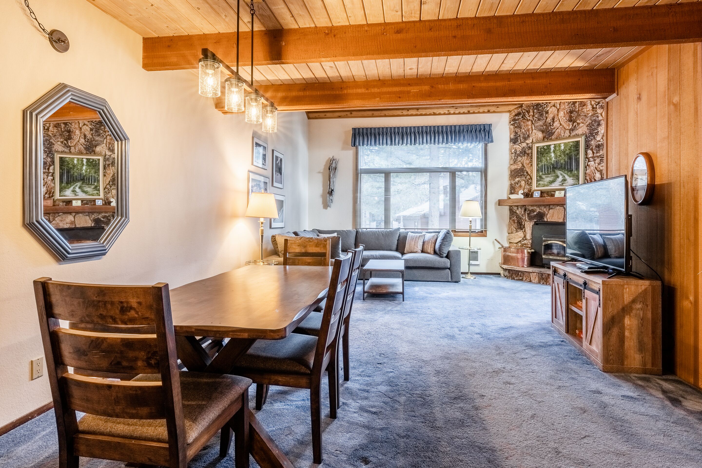 Una televisión, una chimenea