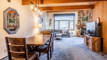 Una televisión, una chimenea