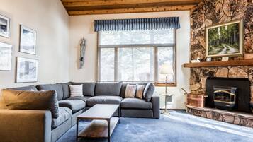 Una televisión, una chimenea