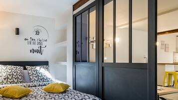 1 slaapkamer, een bureau, een strijkplank/strijkijzer, wifi