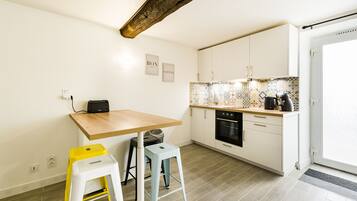 Een koelkast, een microgolfoven, een oven, een waterkoker