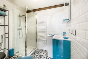 Dusche, Haartrockner, Handtücher, Seife