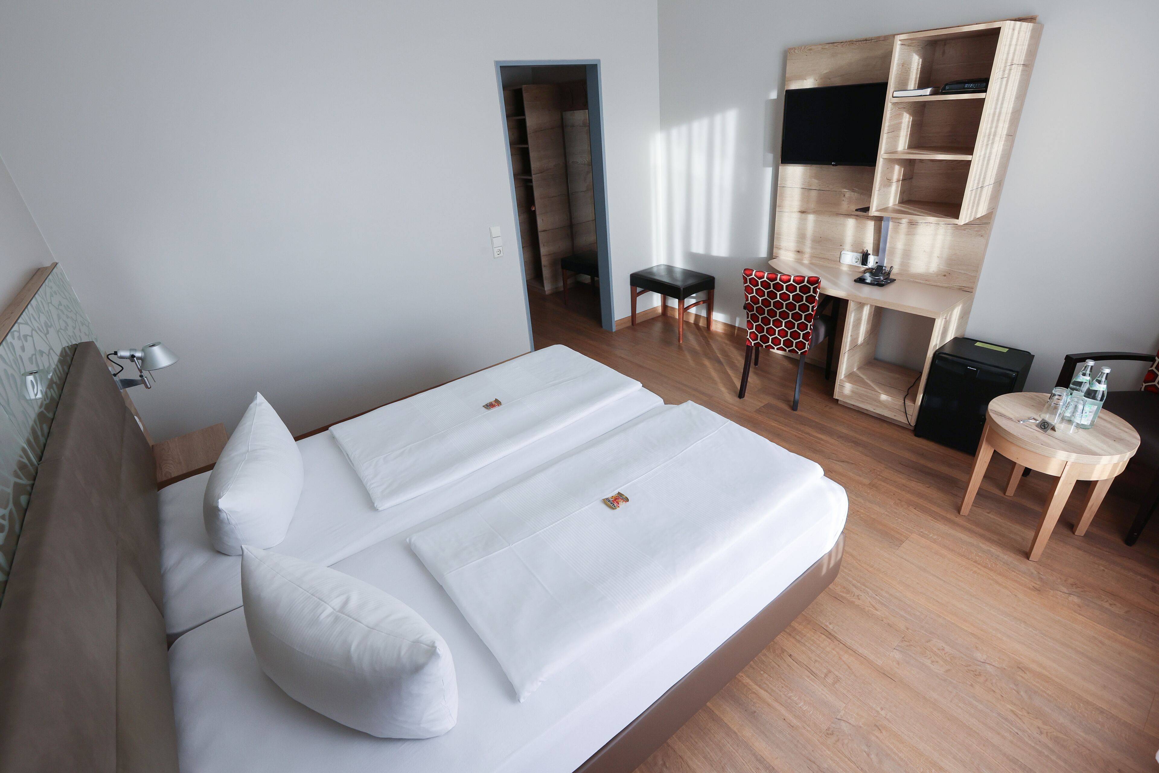 standard double room | 1 bedroom, minibar, desk, laptop workspace