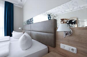 Minibar, escritorio, espacio para trabajar con laptop y wifi gratis 