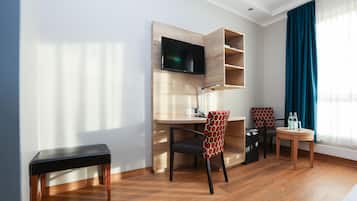 Minibar, desk, laptop workspace, free WiFi