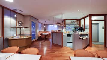 Colazione a buffet, servita tutte le mattine (17.00 EUR a persona)