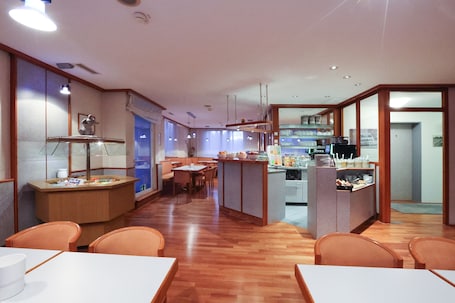 Desayuno buffet diario (EUR 17.00 por persona)