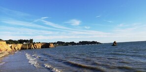 Plage à proximité, chaises longues
