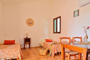 Bureau, lit parapluie, Wi-Fi