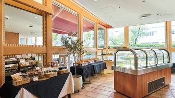 Un mostrador de panadería con diversos productos horneados y una vitrina.