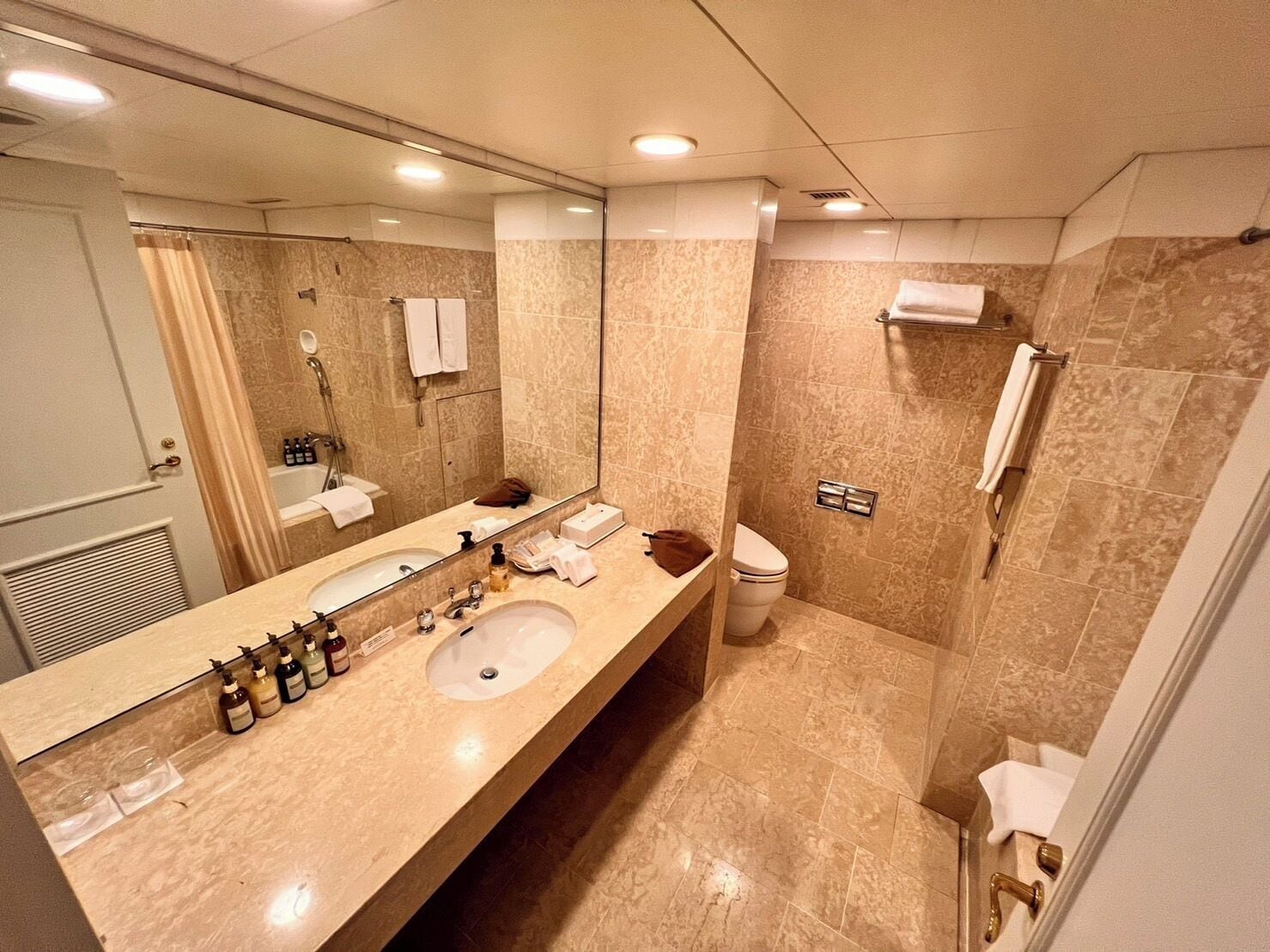 junior suite room, non smoking | bathroom | combined shower/bathtub, free toiletries, hair dryer, slippers