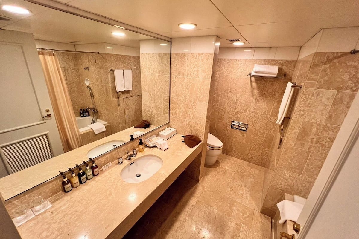 junior suite room, non smoking | bathroom | combined shower/bathtub, free toiletries, hair dryer, slippers