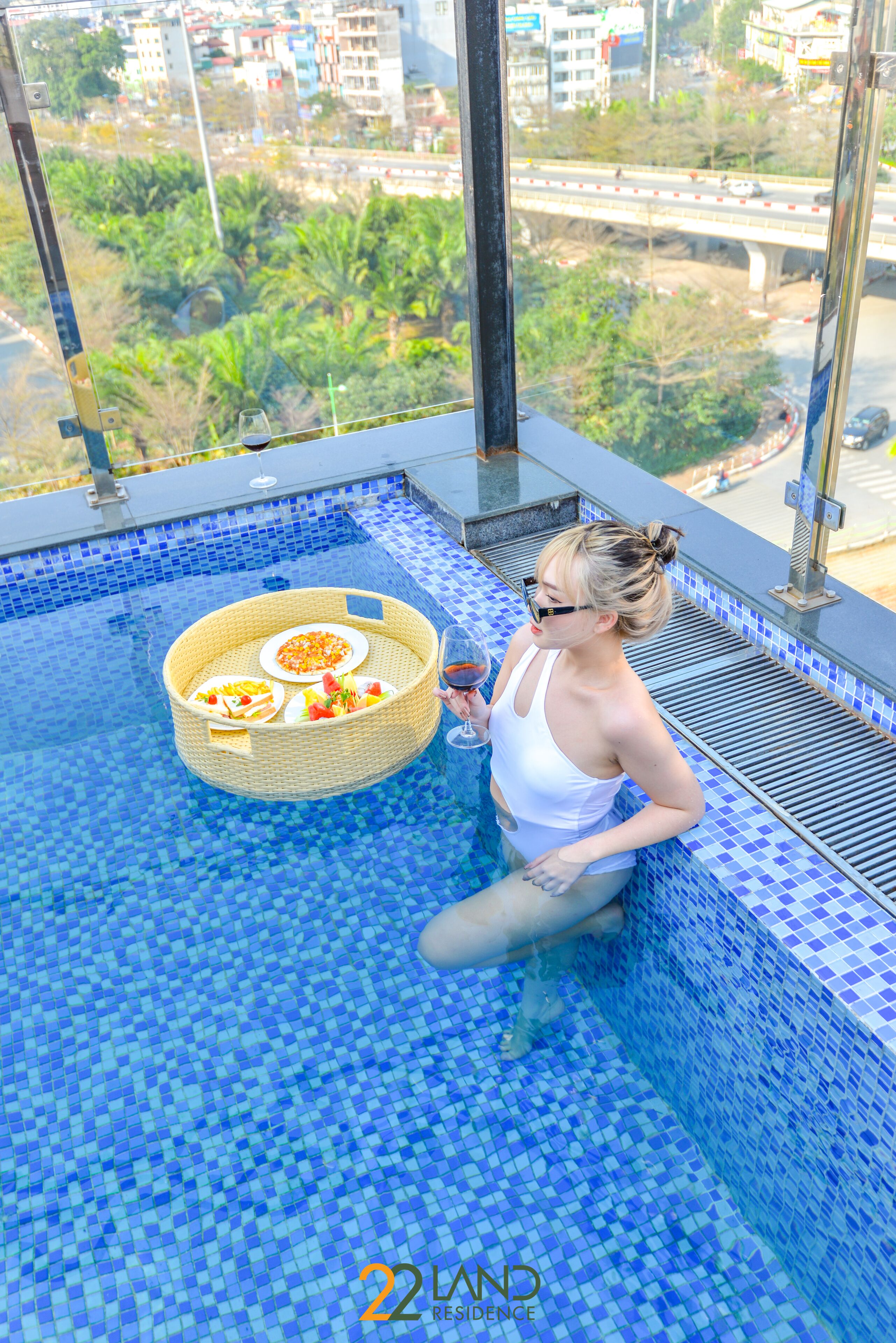Una piscina al aire libre