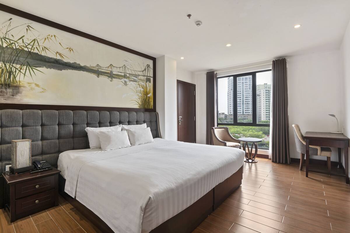 Minibar, két bảo mật tại phòng, bàn, bàn ủi/dụng cụ ủi quần áo 
