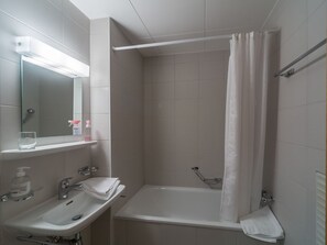 Combined shower/bathtub, hair dryer, towels