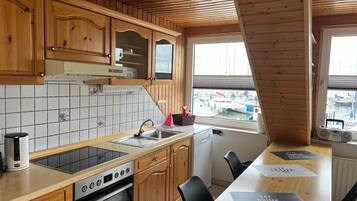 KĂŒhlschrank, Mikrowelle, Ofen, Herdplatte