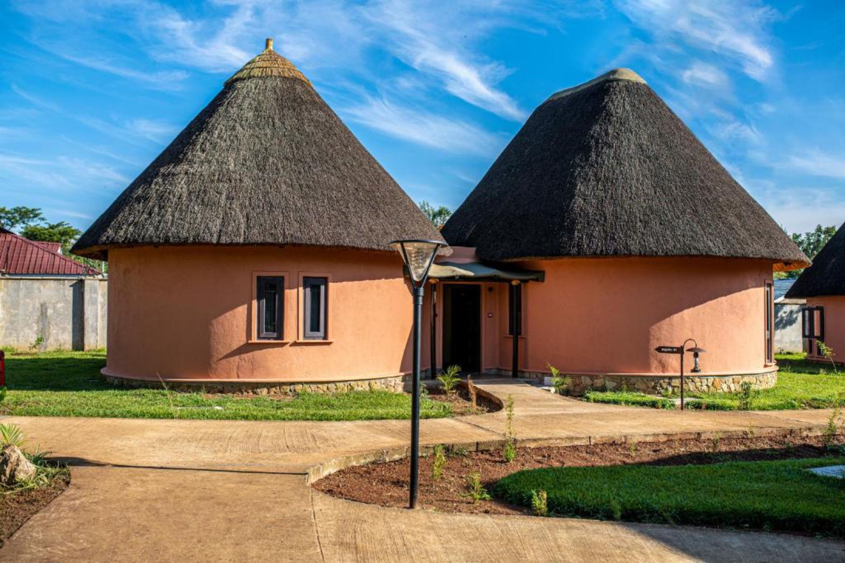 Il s’agit d’un bâtiment traditionnel à toit de chaume, doté d’une seule entrée et d’un petit porche.