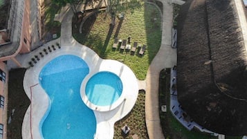 Hồ bơi ngoài trời