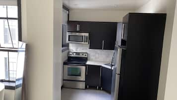 Kylskåp, mikrovågsugn, ugn och spishäll