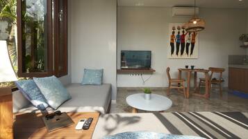 Dobbeltrom, privat basseng | Oppholdsområde | En 32-tommers smart-TV med kabel-kanaler samt TV