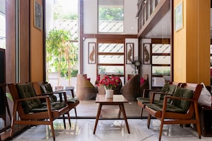 Lobby sitting area - A Sleep Bangkok Sathorn (Bangkok)