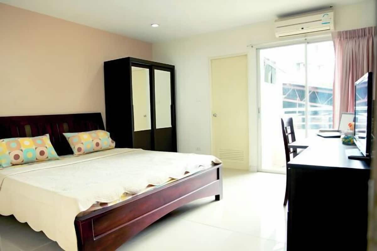 Desk, free WiFi, bed sheets