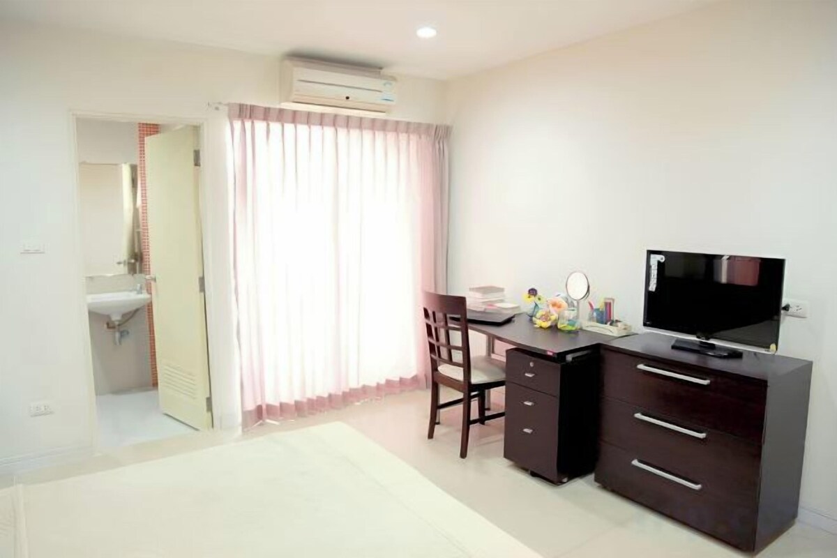 Desk, WiFi (free), bed sheets