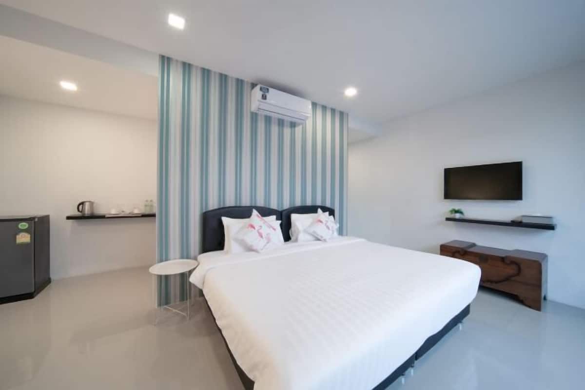 Minibar, in-room safe, soundproofing, WiFi (free)