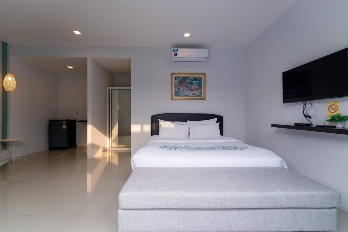 Standard Double Room | Minibar, in-room safe, individually furnished, desk