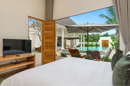 Minibar, caja de seguridad en la habitación y muebles diferentes . Lespalm Taraburi Pool Villa