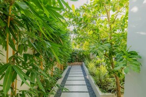 Six - Bedroom Villa | 迷你吧、客房內保險箱、布置獨特、書桌