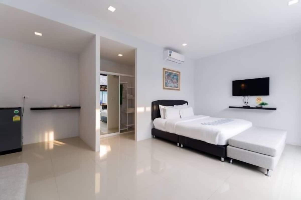 Minibar, in-room safe, soundproofing, WiFi (free)