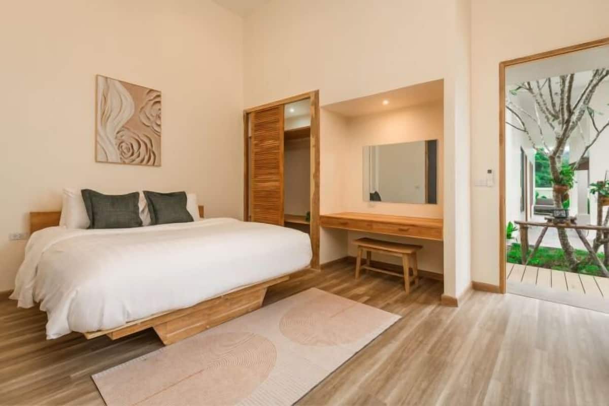 Minibar, in-room safe, soundproofing, WiFi (free)