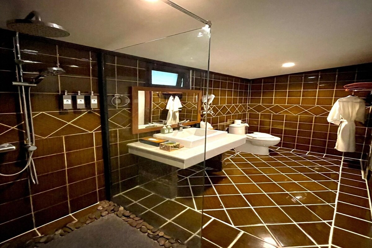 Bathroom | Rainfall showerhead, free toiletries, hair dryer, slippers
