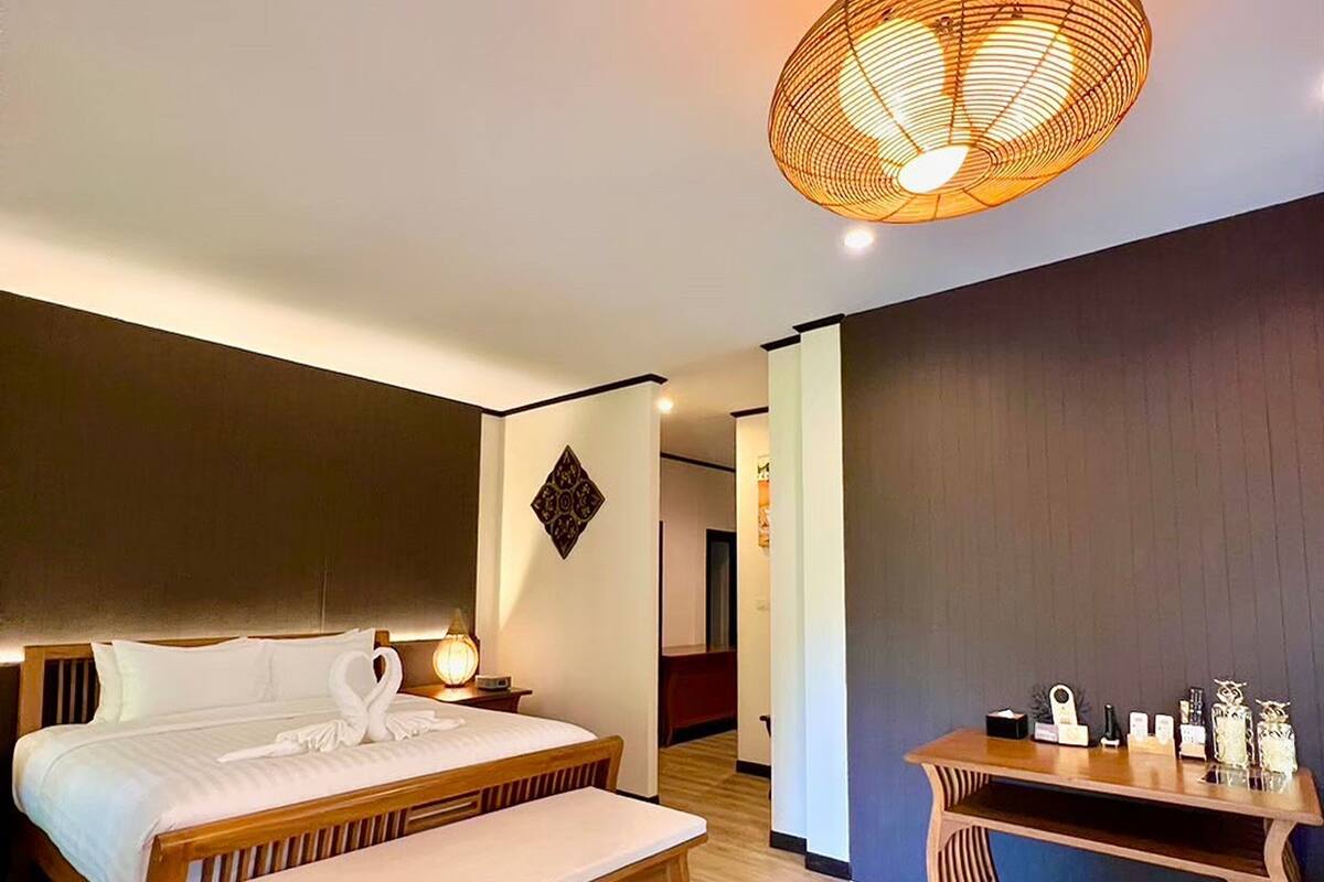Deluxe Villa, 2 Bedrooms | Desk, soundproofing, rollaway beds, free WiFi