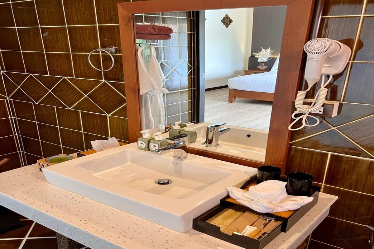 Badezimmer | Regendusche, kostenlose Toilettenartikel, Haartrockner, Hausschuhe