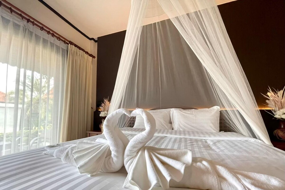 Desk, soundproofing, rollaway beds (surcharge), WiFi (free)