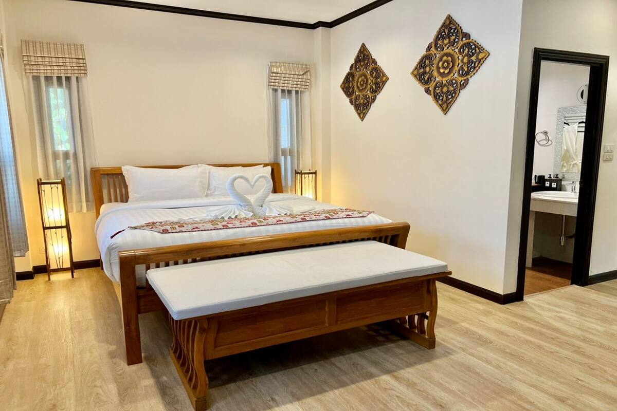 Family Villa | Desk, soundproofing, rollaway beds, free WiFi