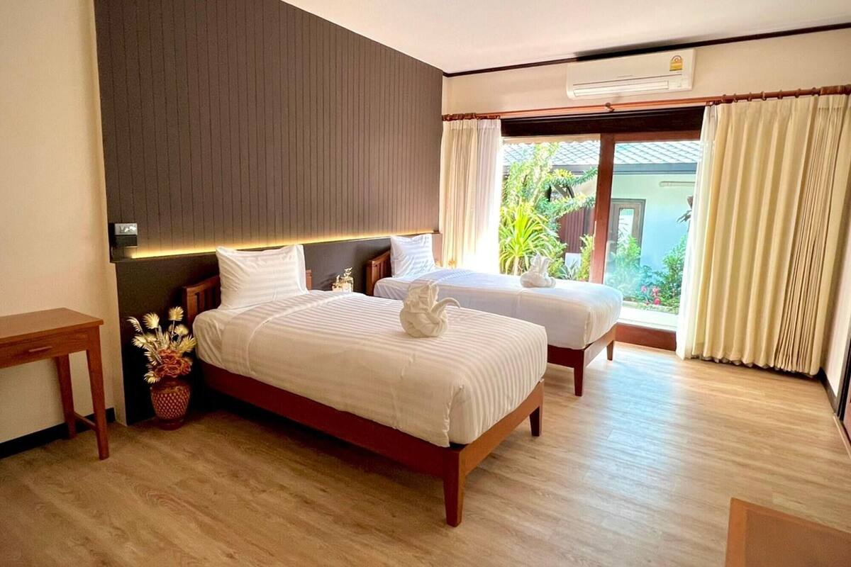 Desk, soundproofing, rollaway beds, free WiFi