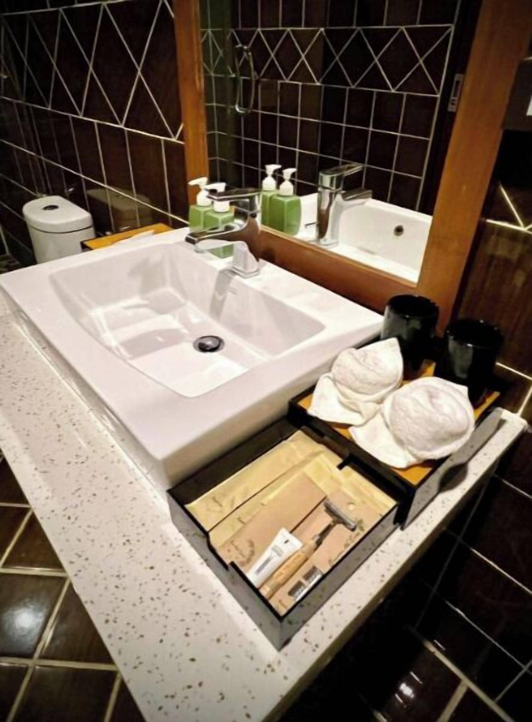 Bagno | Soffione a pioggia, set di cortesia gratuito, asciugacapelli, pantofole