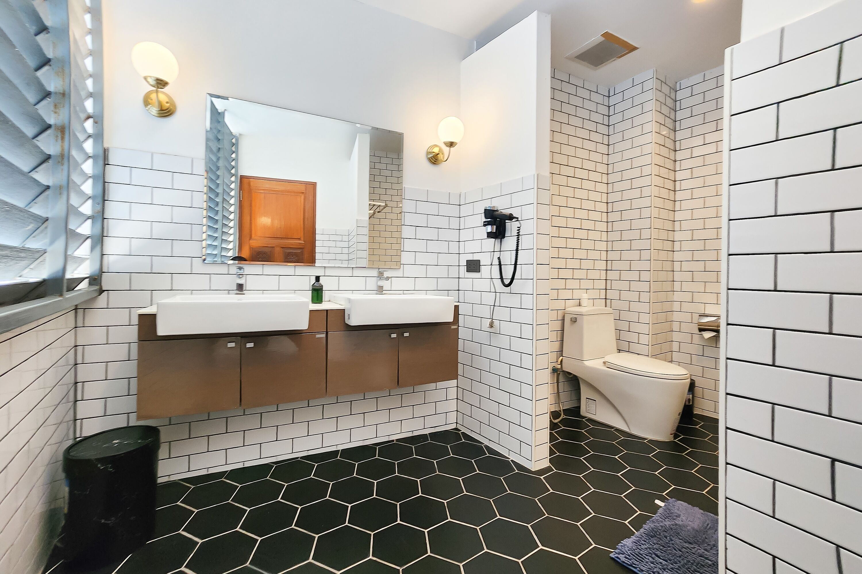 Deluxe Double Room, Private Bathroom | Bilik Mandi | Pancuran mandi, pengering rambut, tuala disediakan, sabun 