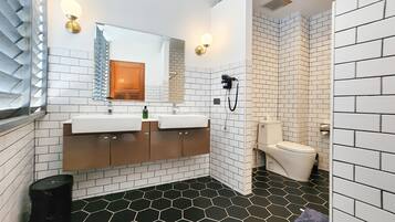 Deluxe Double Room, Private Bathroom | Bilik Mandi | Pancuran mandi, pengering rambut, tuala disediakan, sabun