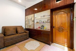 Dobbeltrom – basic, privat bad | Oppholdsområde | Peis